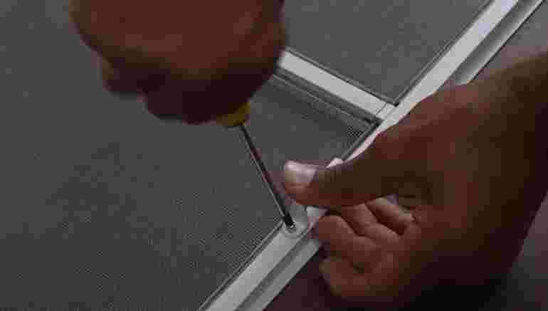 Handgreep vastschroeven op het horframe