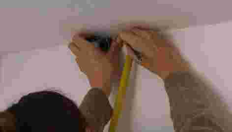 Hoe hang ik mijn houten jaloezieën op?