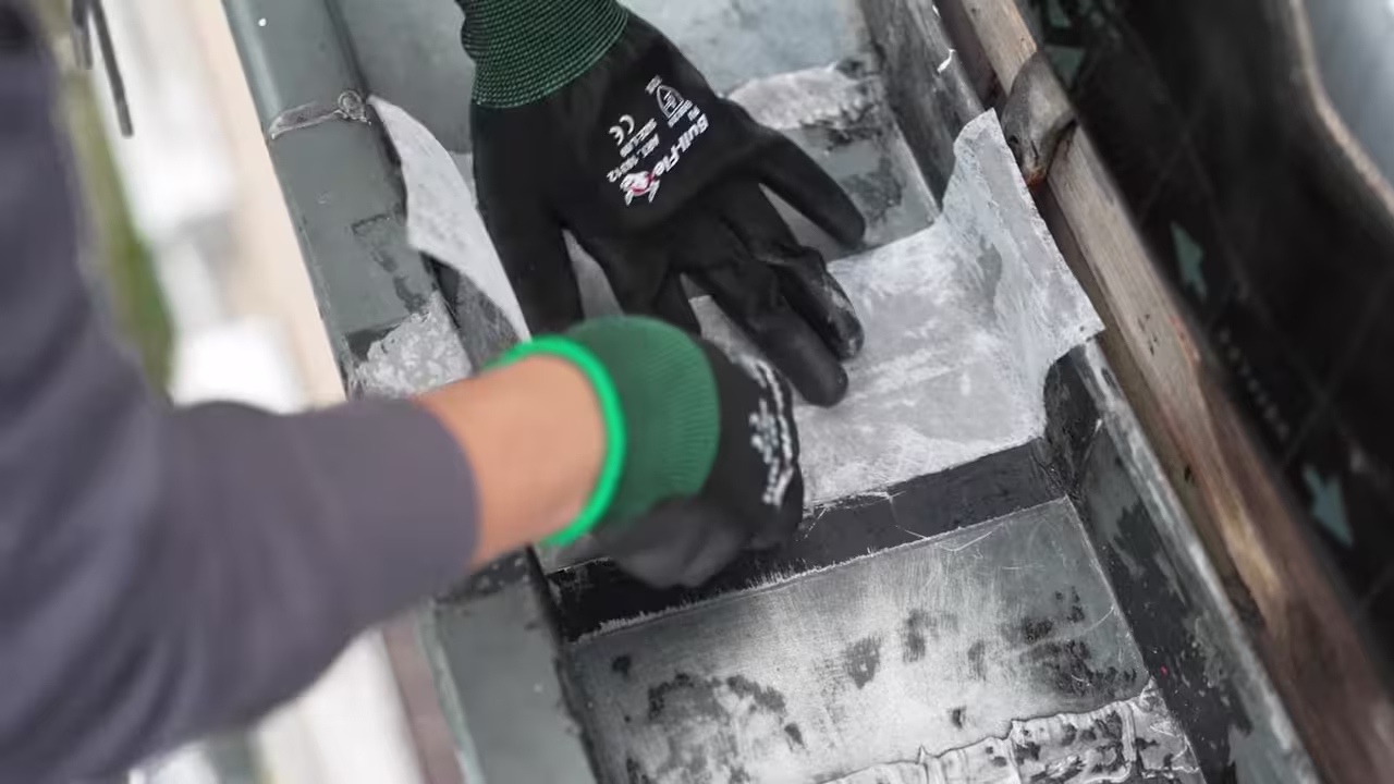 Lekkende dakgoot repareren? 