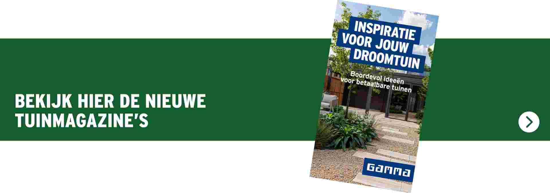 Gamma tuinmagazine met tuinontwerp en hand die met rode pen tekent op plattegrond, tegen groene achtergrond.