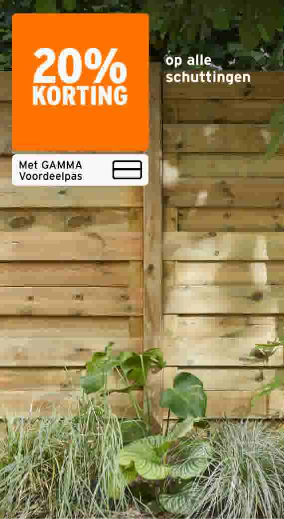 Houten schutting tussen groene beplanting. 20% korting met de GAMMA voordeelpas.