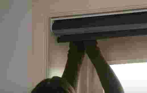 Rolgordijn in de montagebeugels klikken