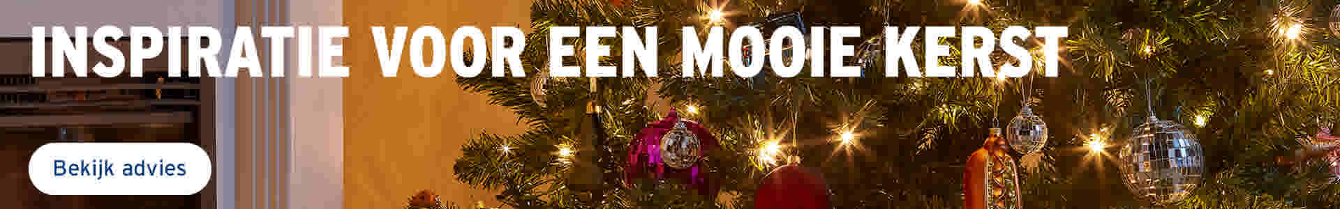 Kerstboom met kerstornamenten