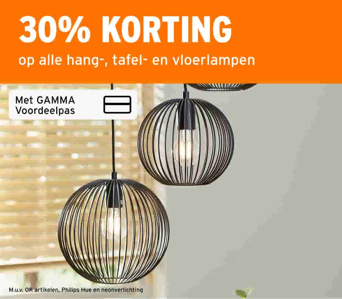 30% korting op alle hang-, tafel- en vloerlampen. Met GAMMA Voordeelpas. M.u.v. OK artikelen, Philips Hue en neonverlichting. Hanglampen met bolvormige metalen kappen boven een vensterbank.