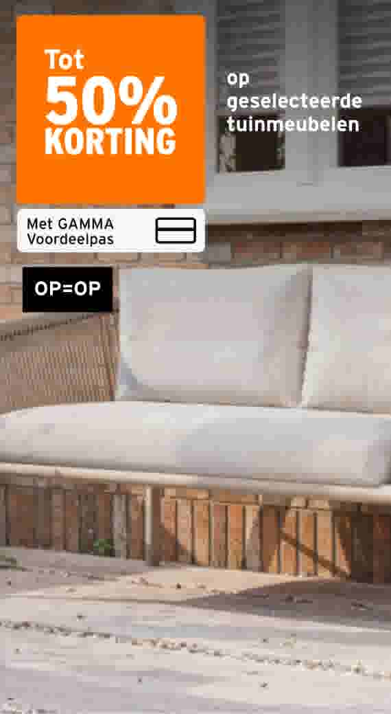 Beige tuinbank met zachte kussens op een terras, met reclame voor tot 50% korting op tuinmeubelen via GAMMA Voordeelpas.