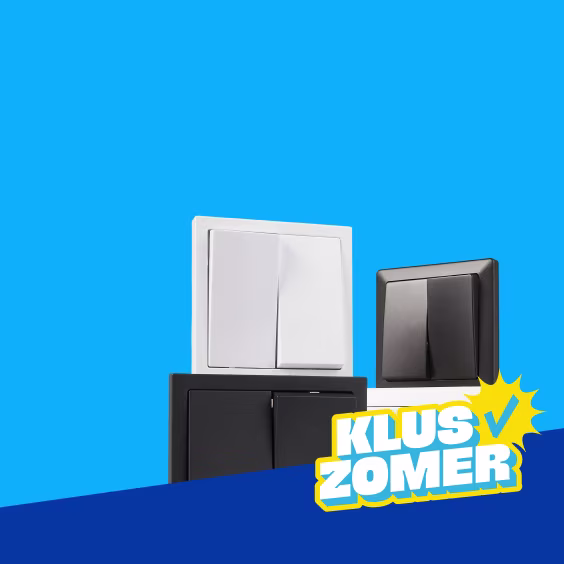 Witte en zwarte lichtschakelaars op blauwe achtergrond met het logo 'Kluszomer' in geel en wit.