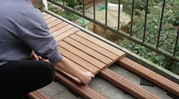 Balkonvloer met houten vlondertegels Zo doe je dat |