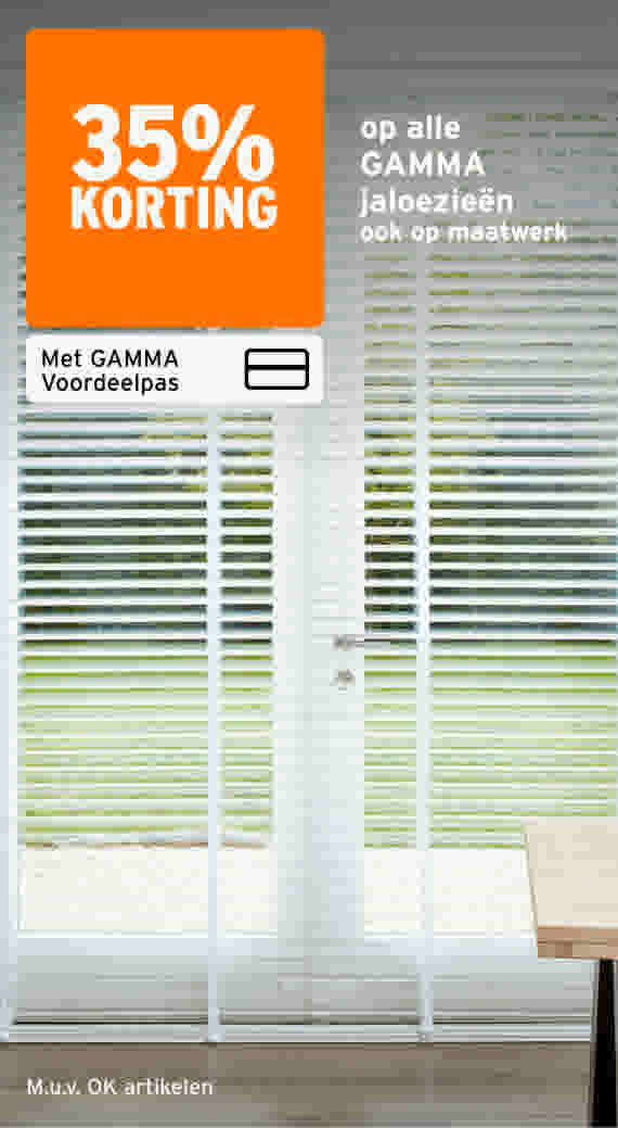 Witte jaloezieën voor een glazen deur met tuin op achtergrond. Tekst: 35% korting op GAMMA jaloezieën met Voordeelpas.