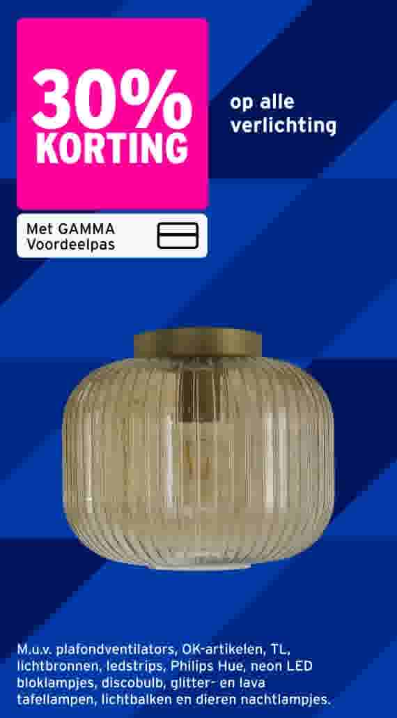Geribbelde glazen plafondlamp met gouden fitting op blauwe achtergrond met 30% kortingsaanbieding en GAMMA Voordeelpas logo.