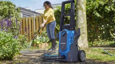 Hoe moet ik mijn tuintegels schoonmaken?