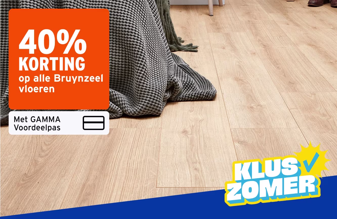 Lichte houten laminaatvloer met een grijze gebreide deken. Promotie: 40% korting op Bruynzeel vloeren met GAMMA Voordeelpas.