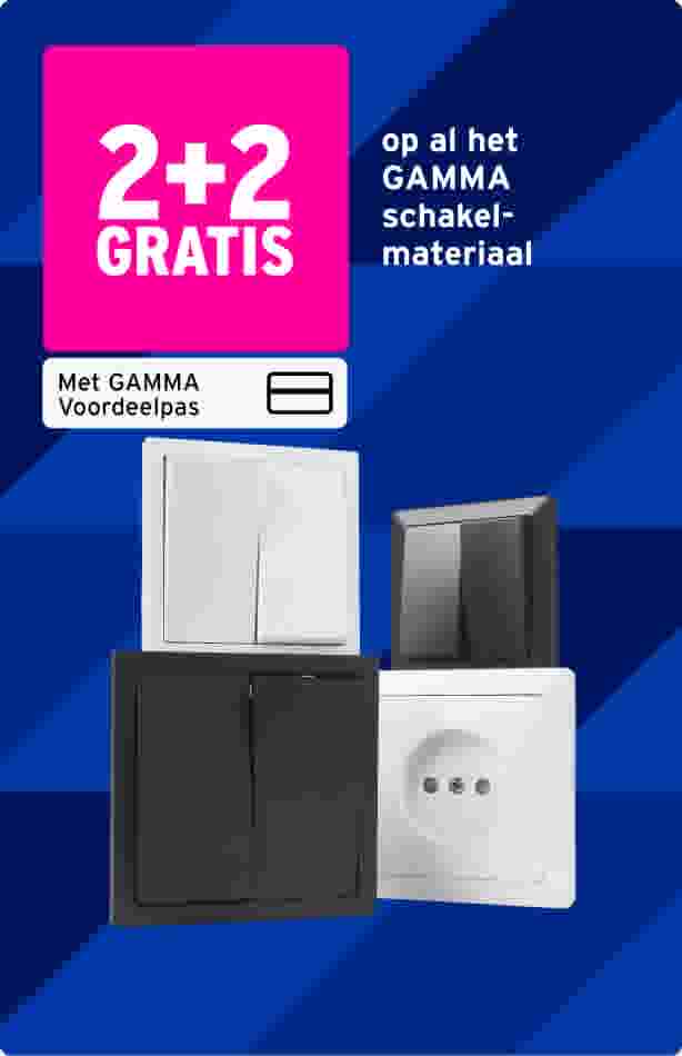 2+2 gratis actie op GAMMA schakelmateriaal met voordeelpas, getoond met diverse schakelaars en stopcontacten op blauwe achtergrond.