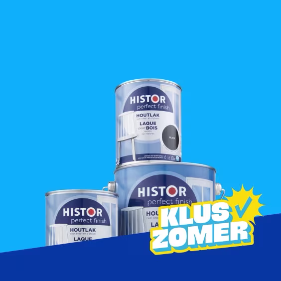 Drie blikken Histor Perfect Finish Houtlak op blauwe achtergrond met gele tekst 'Kluszomer'.