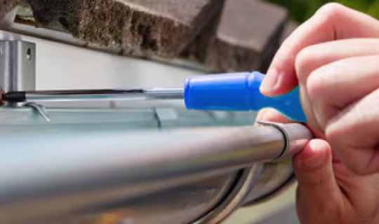 Hoe plaats ik een dakgoot?