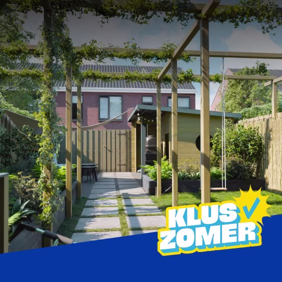 Een groene tuin met houten pergola, tuinpad en woonhuis op de achtergrond. Logo met tekst Klus Zomer rechtsonder. 25% korting
op al het tuinhout