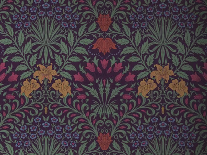 Behang met donker bloemenpatroon met groene bladeren, gele lelies, roze en blauwe bloemen op een paarse achtergrond.