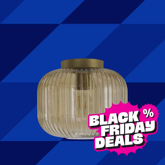 Amberkleurige glazen vaas met geribbeld patroon op blauwe achtergrond met Black Friday Deals sticker in roze en wit.