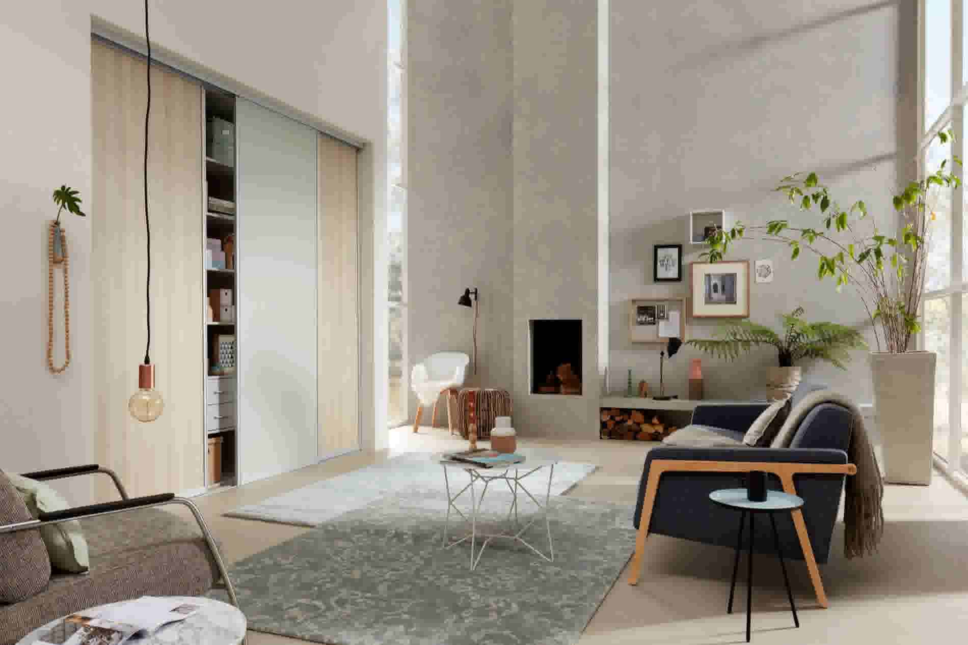 Moderne woonkamer met inbouwkast met schuifdeuren