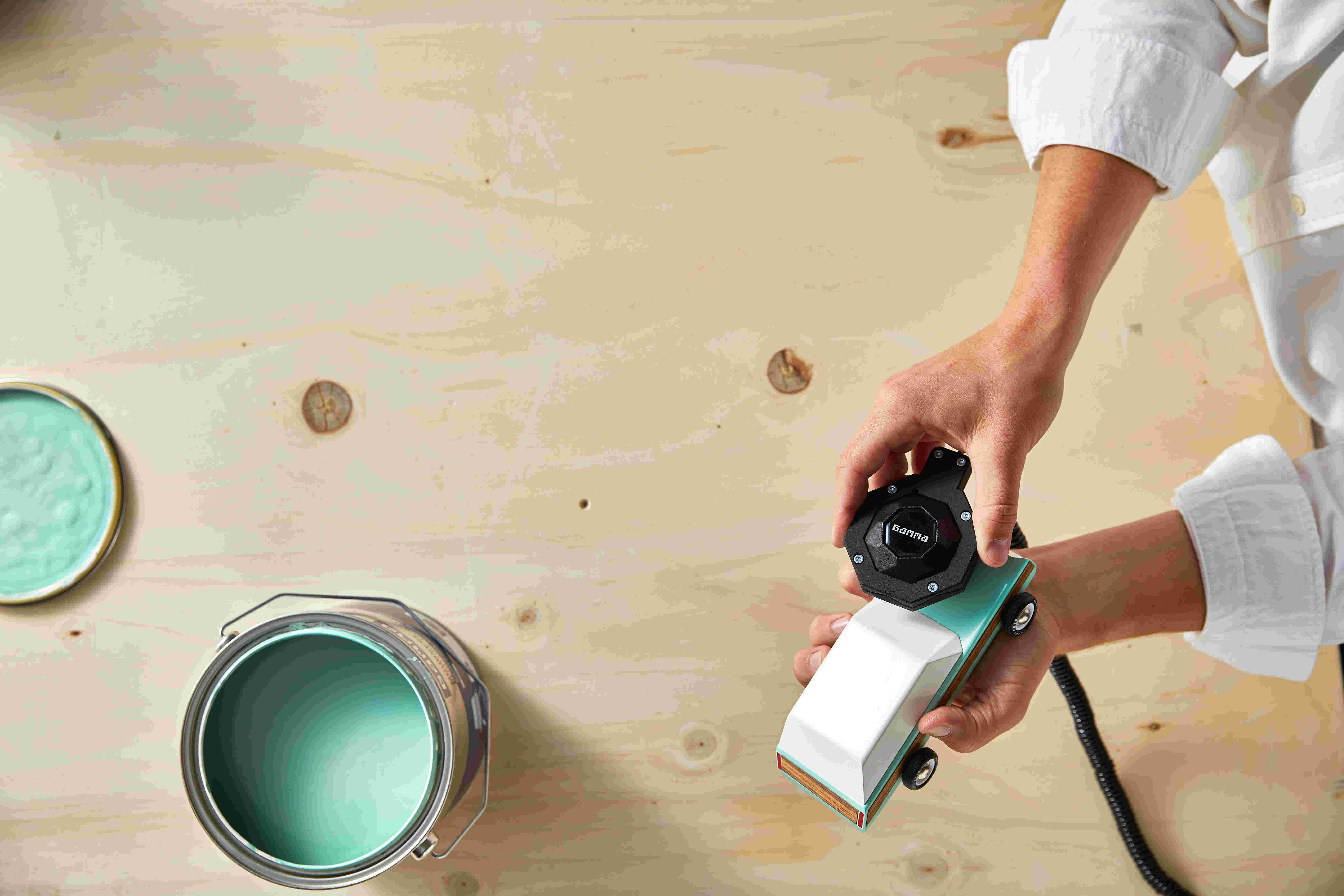 Kleurscanner scant de blauwe kleur van een speelgoed auto en daarnaast zie je een verf pot in dezelfde blauwe kleur