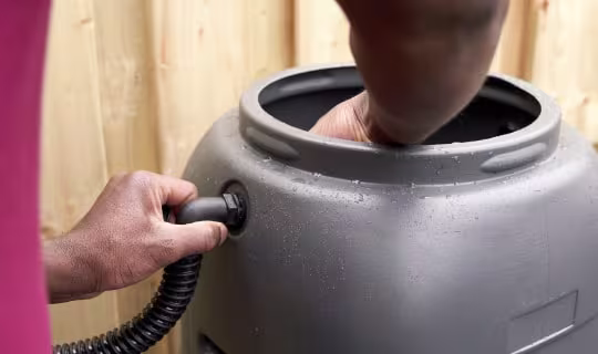 Hoe kan ik een regenton aansluiten? 