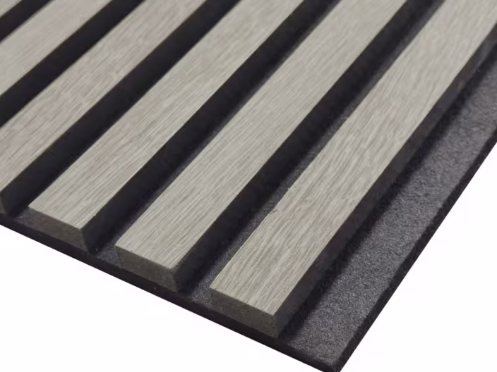 Akoestisch paneel met lichtgrijze houten latten op een zwarte ondergrond, getoond in close-up.