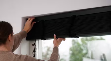 Hoe hang ik mijn houten jaloezieën op?