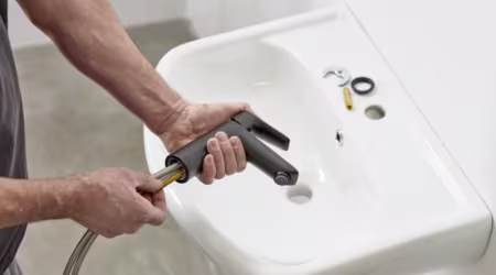 Hoe vervang ik een wastafelkraan met waste? 