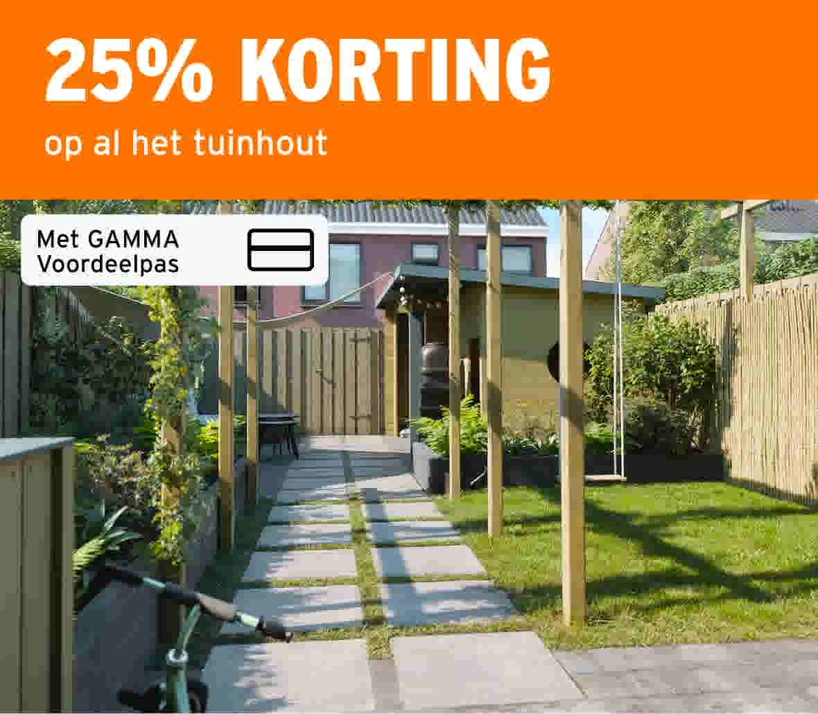Nette tuin met houten palen, schommel, bamboeschutting en pad. Tekst: 25% korting op tuinhout met GAMMA Voordeelpas.