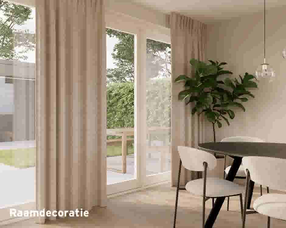 Raamdecoratie met beige gordijnen in een lichte, moderne eetkamer met grote ramen en een groene plant.