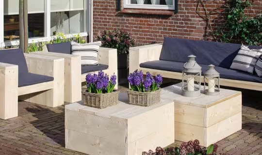 Hoe kan ik een steigerhouten bank maken voor in de tuin?