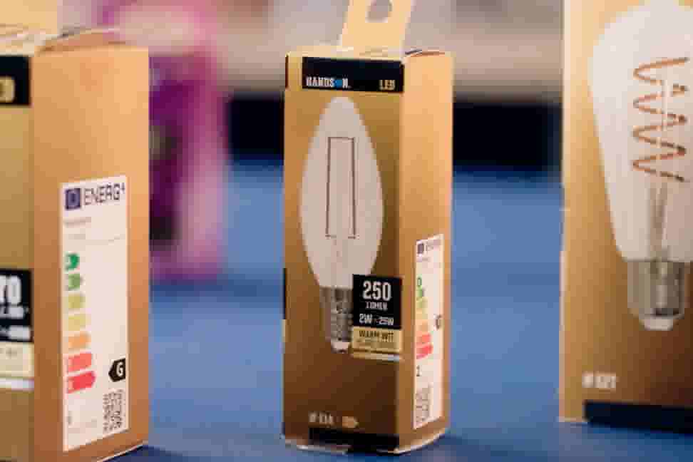 Verpakkingen van Handson LED-lampen met de focus op een verpakking waarop een kaars vormige LED lamp staat afgebeeld. 