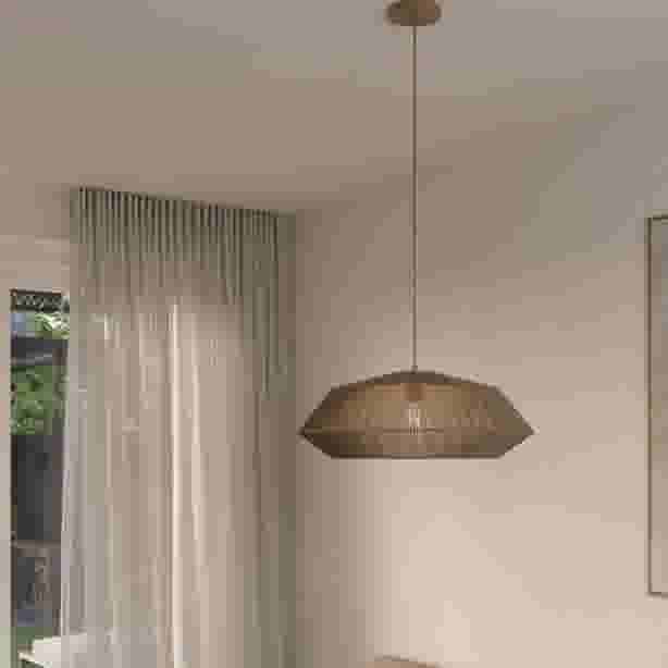 Hanglamp met brede zeshoekige kap van rotan aan een messing plafondkap