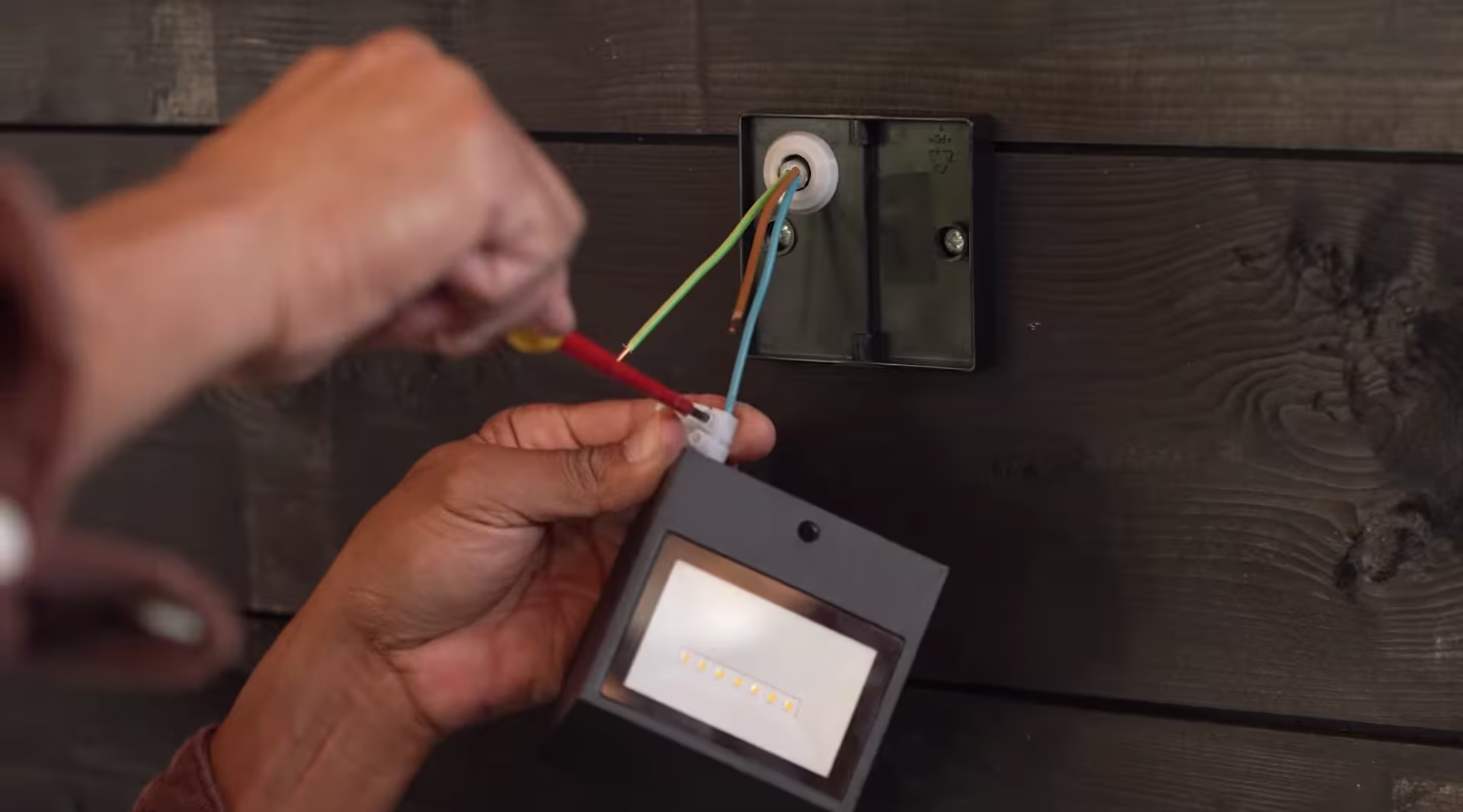 Verlichting onder je overkapping aanleggen