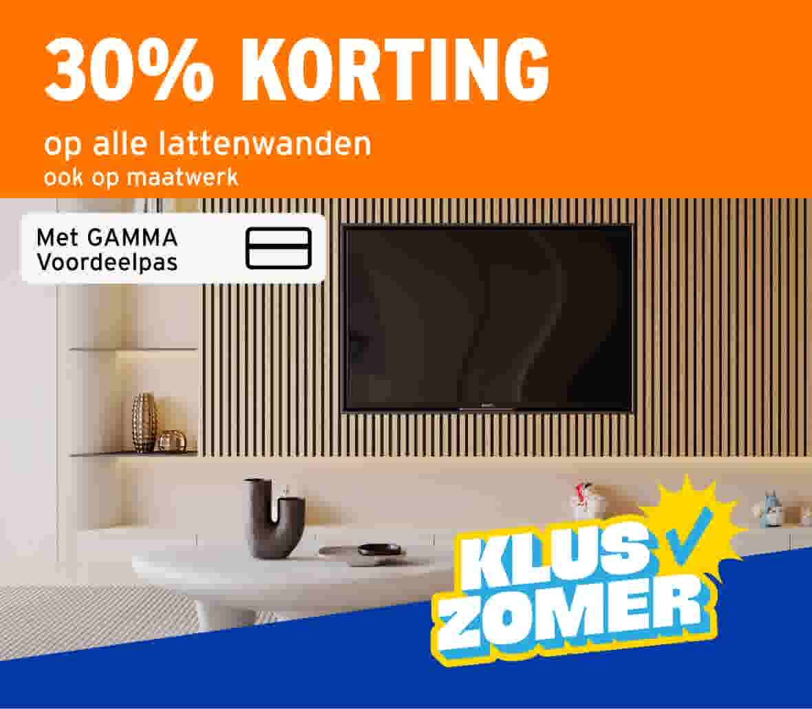 Moderne lattenwand in houtlook met een tv aan de wand. 30% korting met de GAMMA voordeelpas. Kluszomer actie.