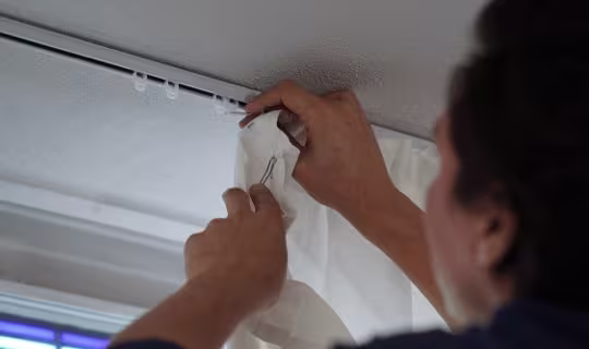 Hoe hang ik gordijnrails op?