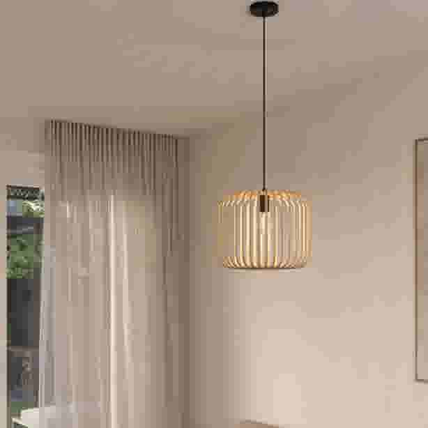 Hanglamp met ronde kap van houten spijlen aan een zwart snoer
