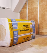 Pak glaswol op de grond om de muur te isoleren