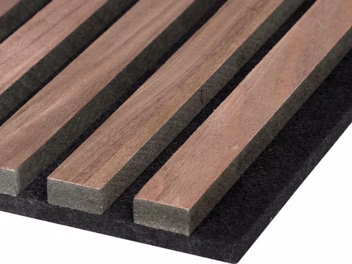 Houten latten op een zwarte ondergrond, gerangschikt in een parallel patroon met regelmatige tussenruimtes.