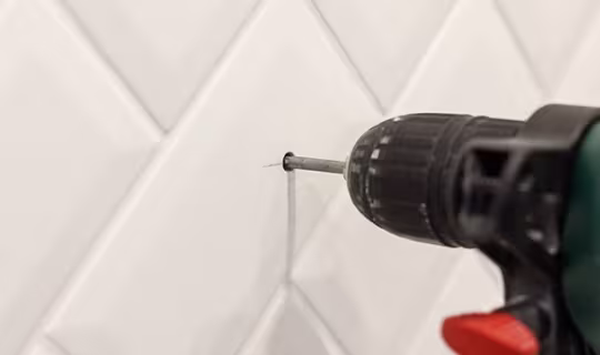 Hoe boor ik in een tegel?