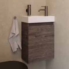 Modern wastafelmeubel met houten onderkast, witte wasbak, strakke kraan en handdoek aan de muur.