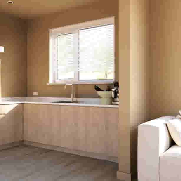 Golden Grains verf op de muren in een lichte, moderne keuken