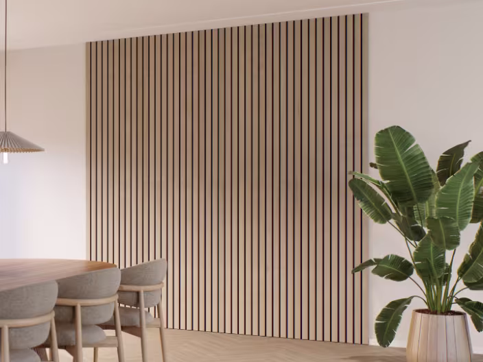 Modern interieur met houten lattenwand, grijze stoelen en een grote groene kamerplant in een lichte pot.