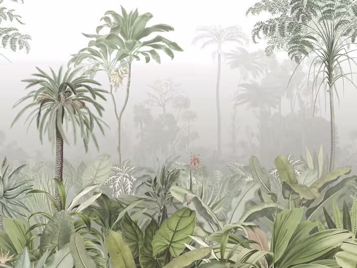Behang van mistig tropisch landschap met weelderige groene planten, palmbomen en bloemen in zachte groene en witte tinten.