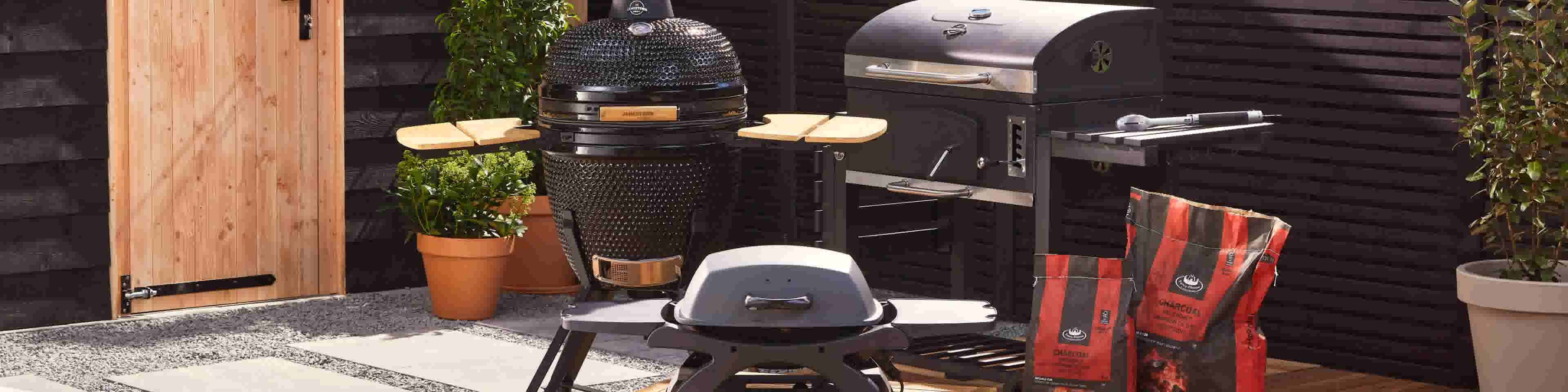 Ronde barbecue met vlees, maïskolven en kleurrijke paprika's die grillen in een groene tuin, met opstijgende rook.