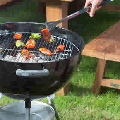 Hulp bij het aansteken van een houtskool barbecue