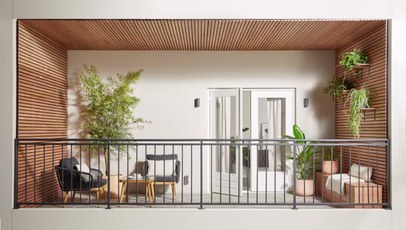 Minimalistisch balkon met wit en hout