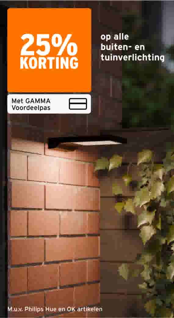 25% korting op buiten- en tuinverlichting met GAMMA Voordeelpas, bakstenen muur met buitenlamp en klimop.