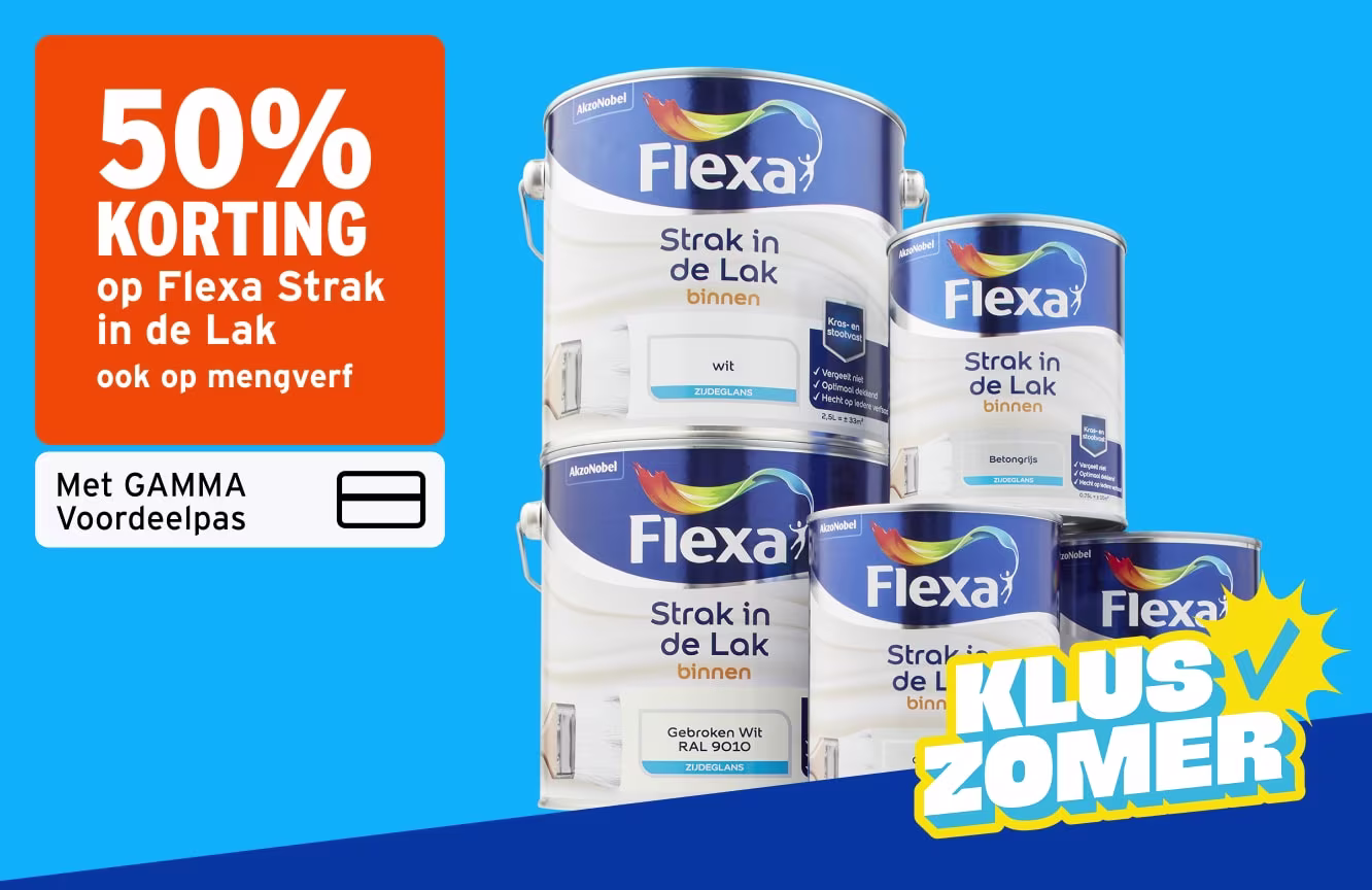 Meerdere blikken Flexa Strak in de Lak verf op blauwe achtergrond. 50% korting met GAMMA Voordeelpas. Kluszomer actie.