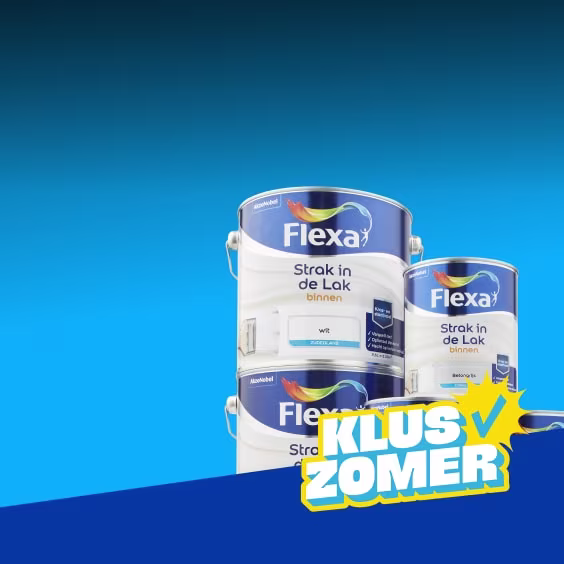 Drie blikken Flexa Strak in de Lak wit op blauwe achtergrond met het logo Kluszomer. 50% korting op Flexa Strak in de lak
ook op mengverf