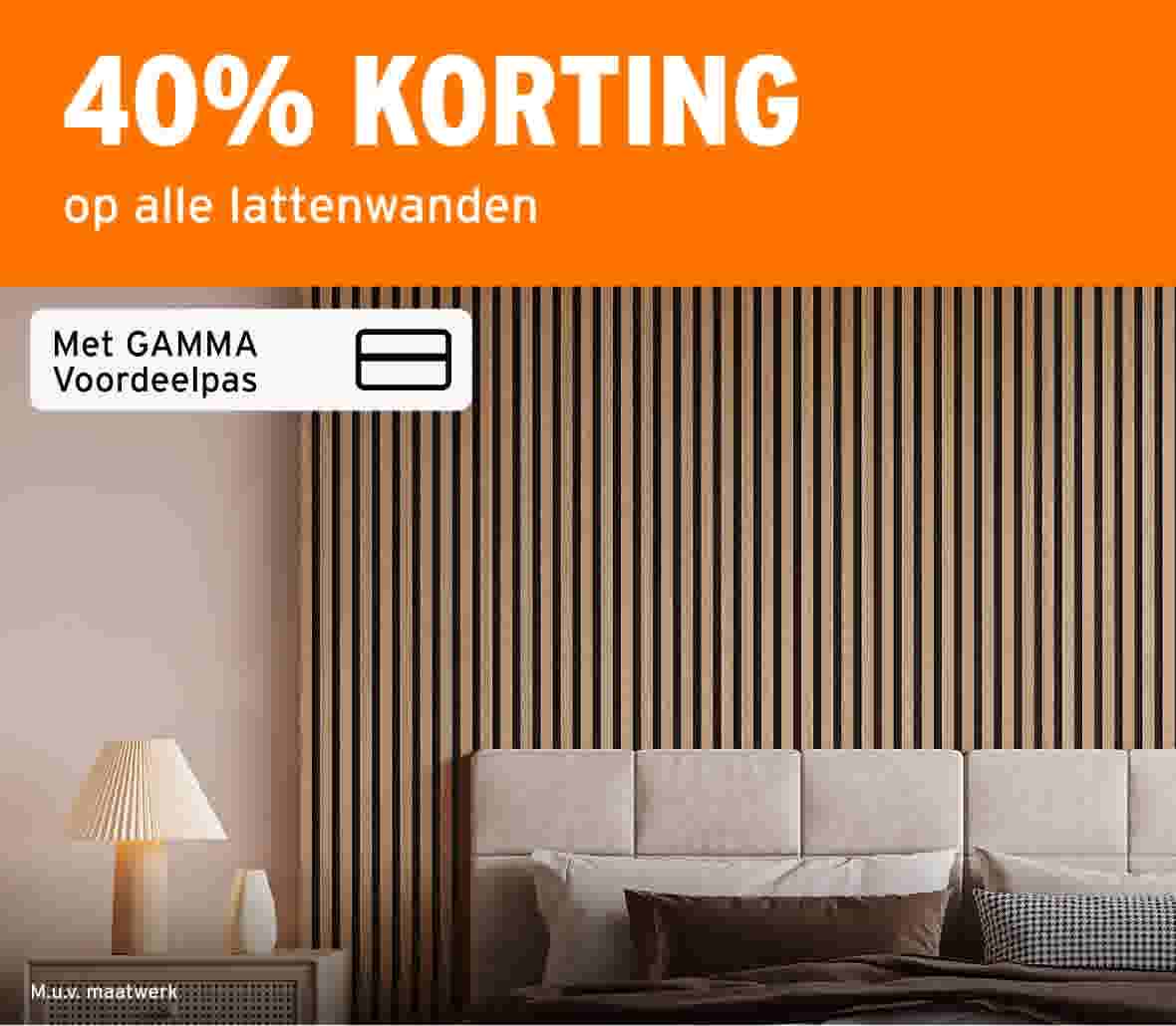 Oranje banner met witte tekst '40% KORTING op alle lattenwanden' boven slaapkamer met gestreepte wand.